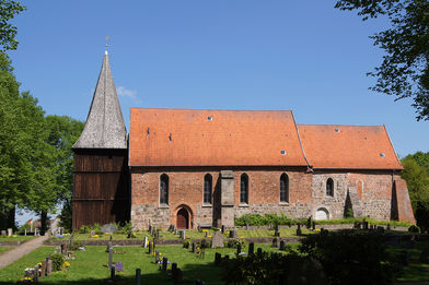 Außenansicht der Maria-Magdalenen-Kirche Mustin von der Seite - Copyright: Manfred Maronde