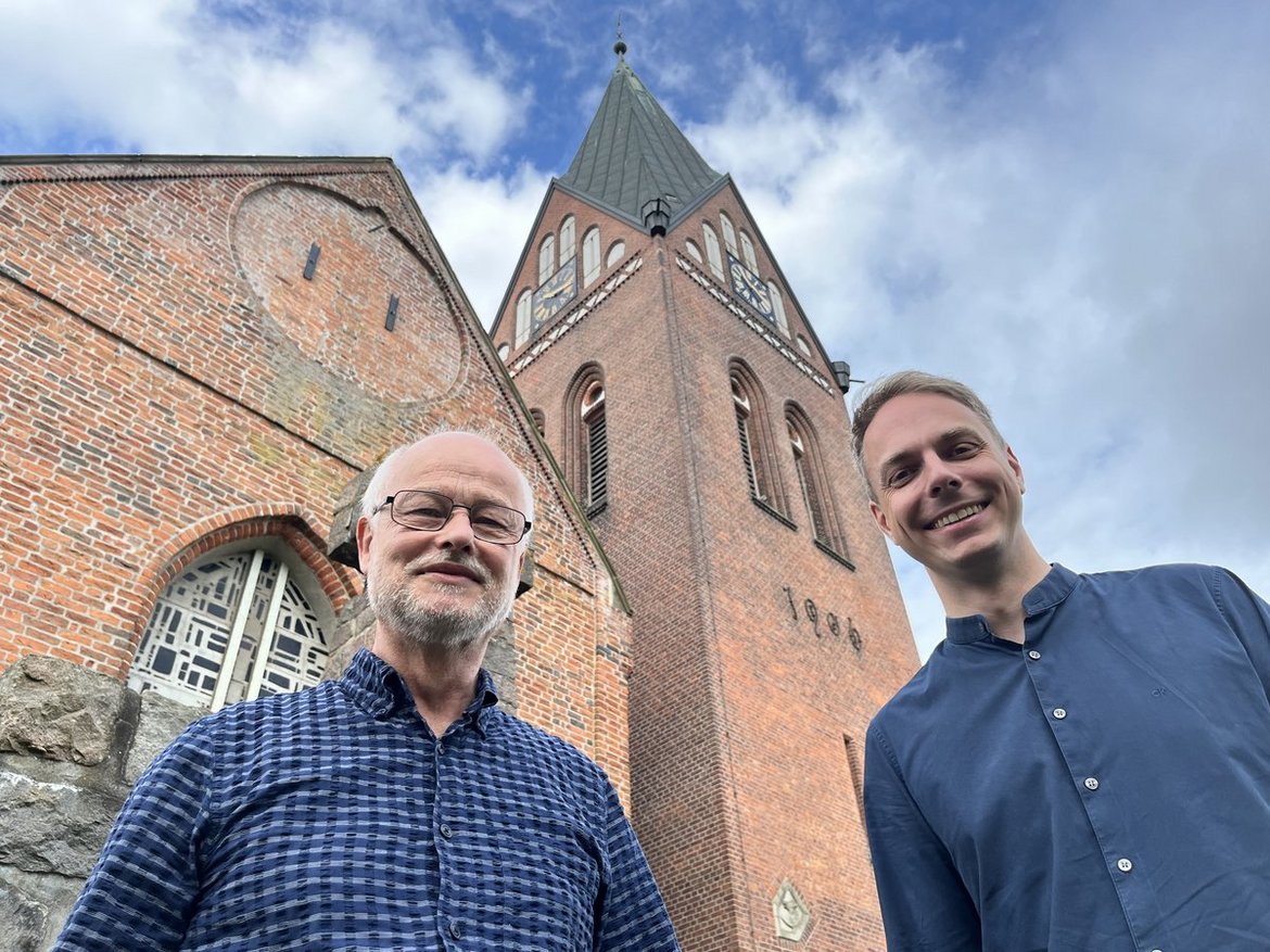 Zwei Männer vor einer Kirche 